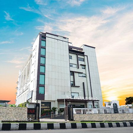 The Emerald Grand Hotel Dehradun Buitenkant foto