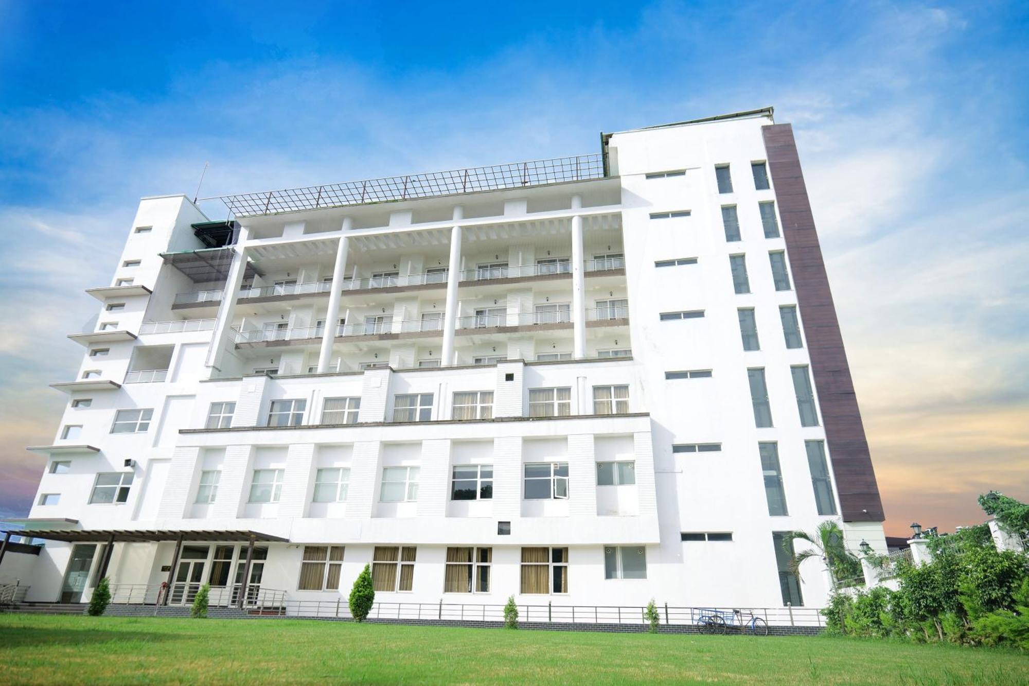 The Emerald Grand Hotel Dehradun Buitenkant foto